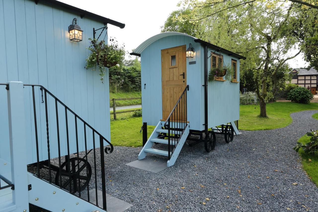Upper Gelli Luxury Holiday Lodge, Converted Dairy & Cosy Shepherds Huts Welshpool Extérieur photo