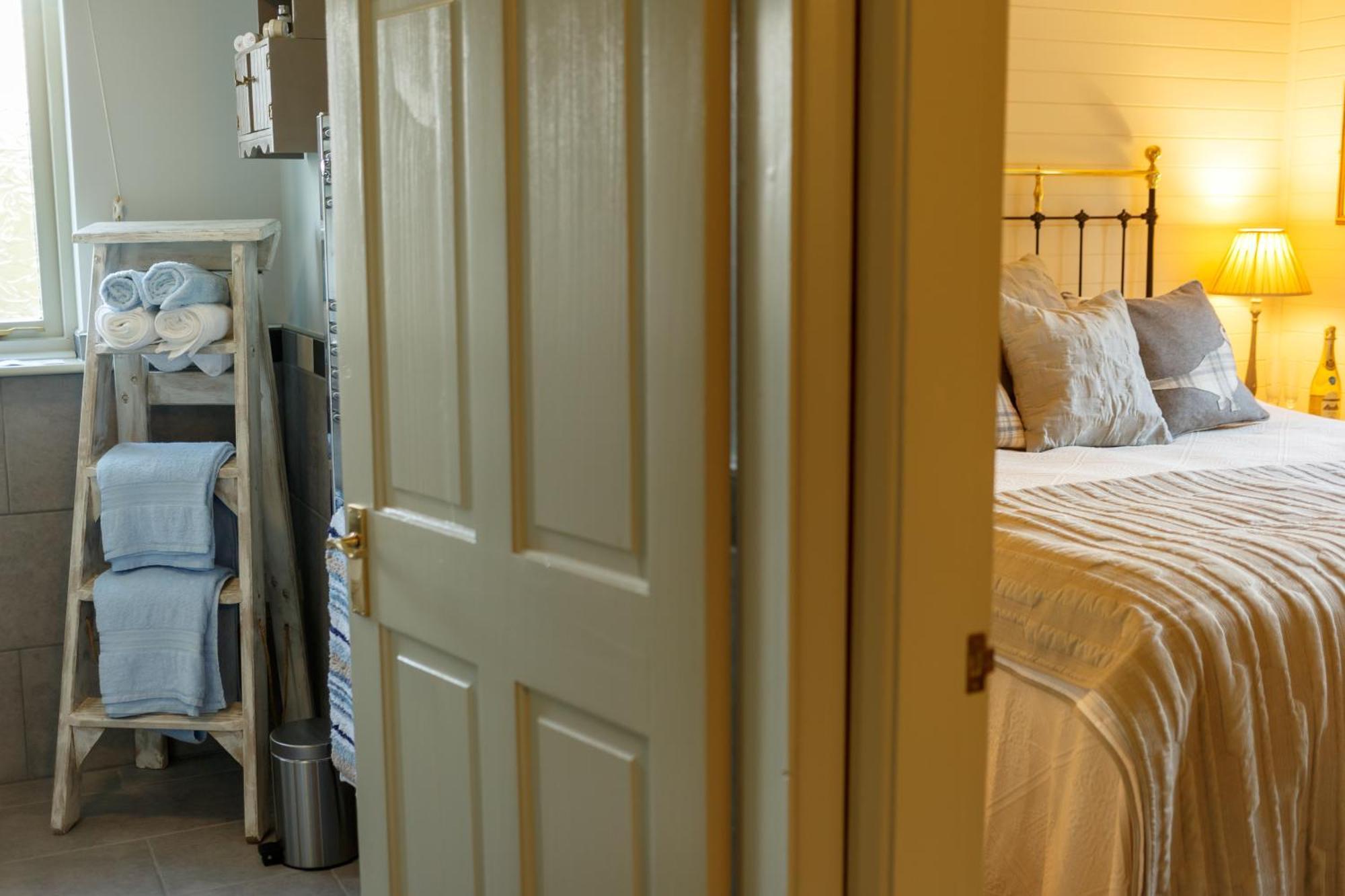 Upper Gelli Luxury Holiday Lodge, Converted Dairy & Cosy Shepherds Huts Welshpool Extérieur photo