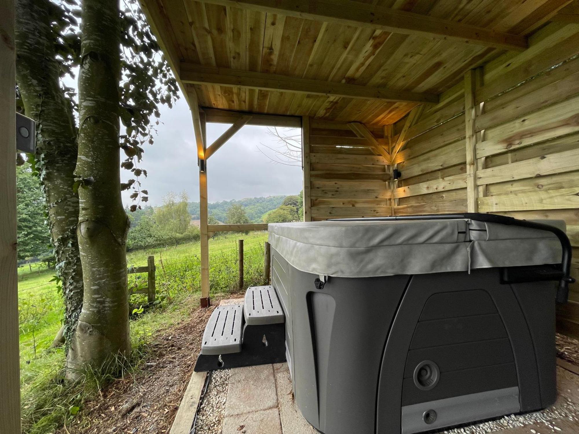 Upper Gelli Luxury Holiday Lodge, Converted Dairy & Cosy Shepherds Huts Welshpool Extérieur photo