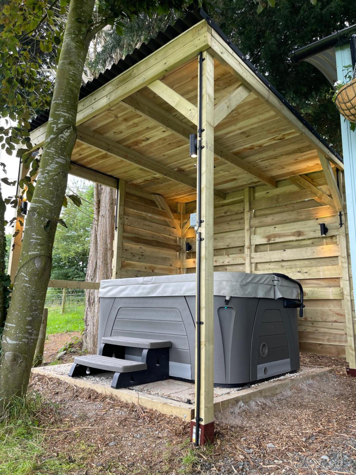 Upper Gelli Luxury Holiday Lodge, Converted Dairy & Cosy Shepherds Huts Welshpool Extérieur photo